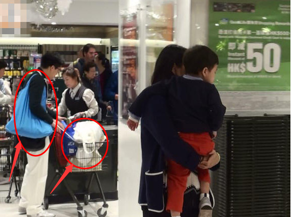 買單中的霍啟剛和手抱孩子的郭晶晶 買單中的霍啟剛和手抱孩子的郭晶晶