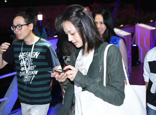 背帆布袋的鄭爽 背帆布袋的鄭爽