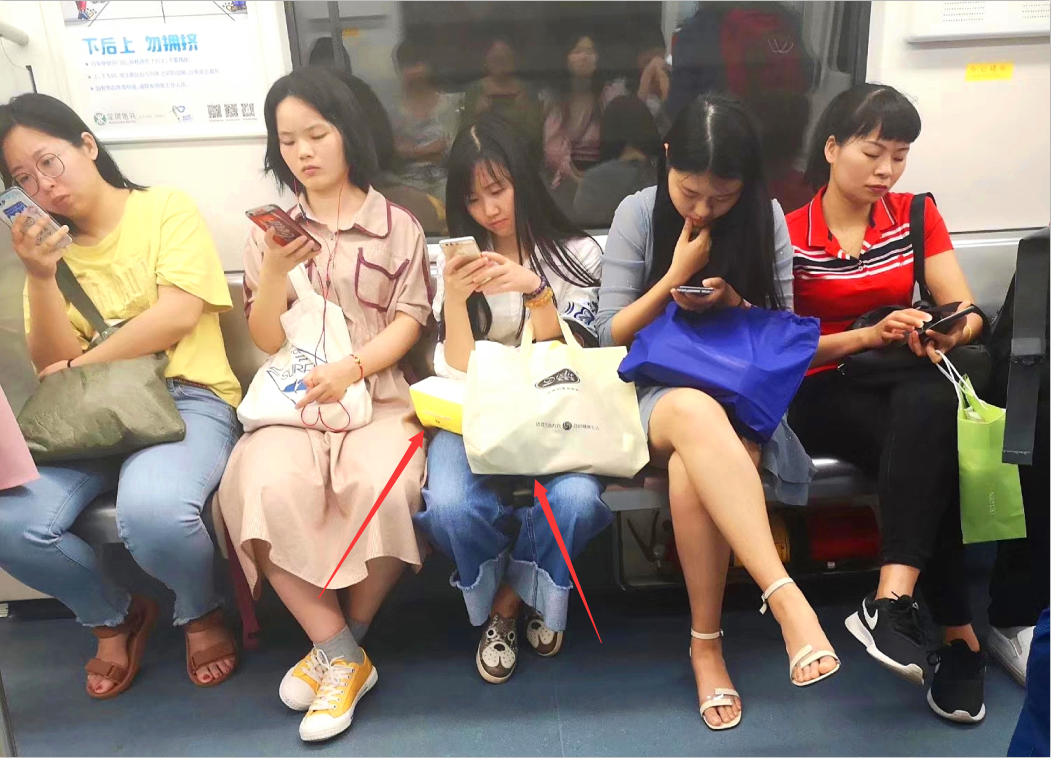 拿著無紡布袋的女生 拿著無紡布袋的女生