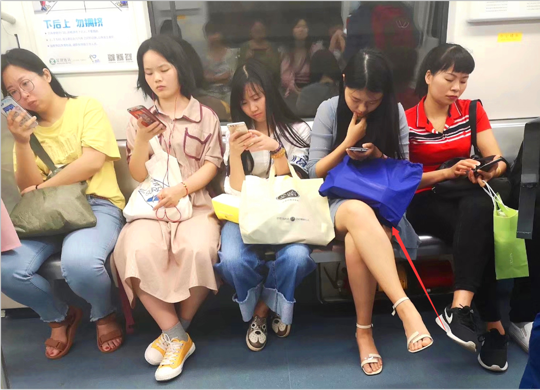 背著束口袋的女生 背著束口袋的女生